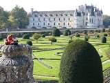 Picture of 2 teddies with a castle