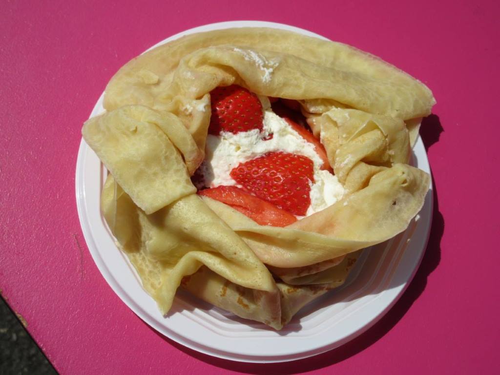 strawberry crêpe